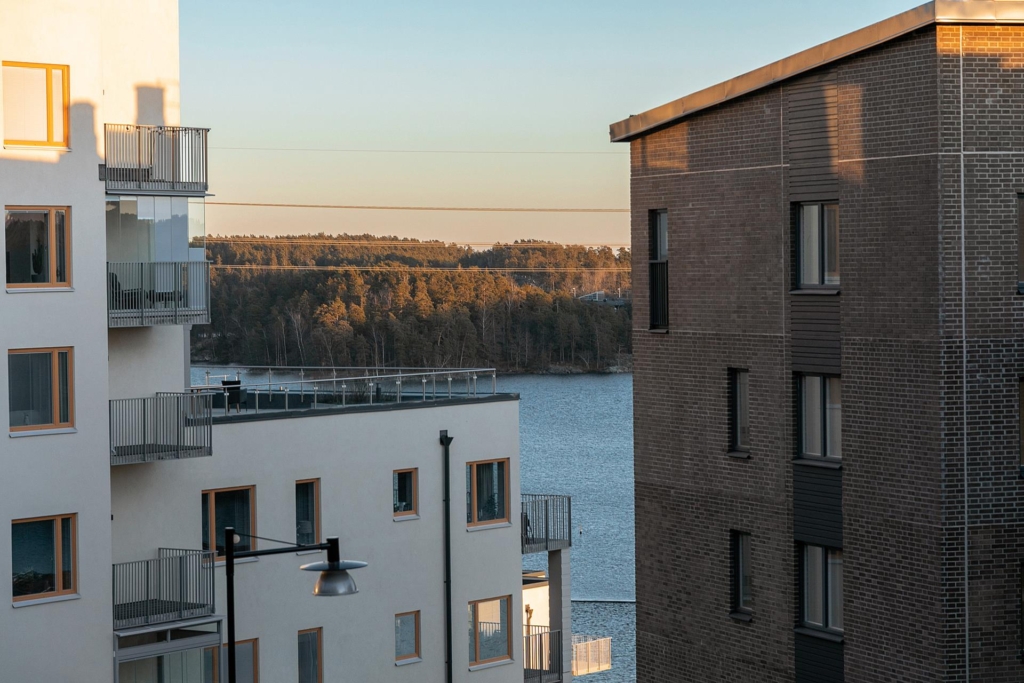 Utsökt hem i nyskick, med viss sjöutsikt i alla rum