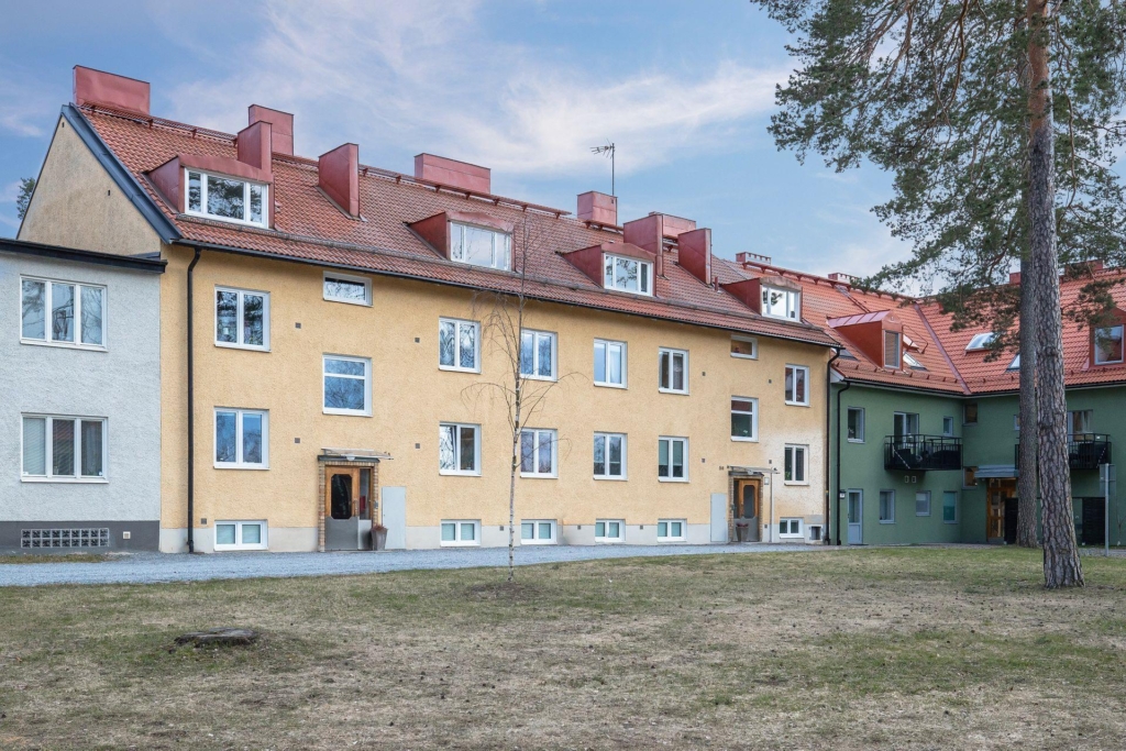 1:a möjlig 2:a med balkong, låg avgift och toppenläge!