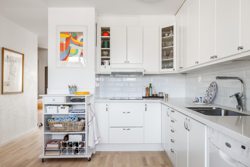 Högt läge med balkong, terrass och strålande sjöutsikt! Sol hela dagen.