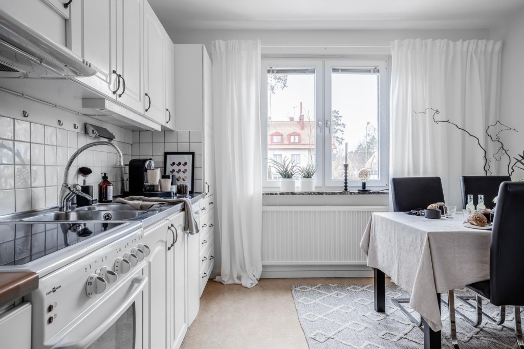 1:a möjlig 2:a med balkong, låg avgift och toppenläge!