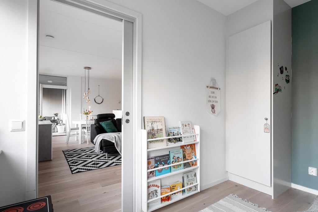 Utsökt hem i nyskick, med viss sjöutsikt i alla rum