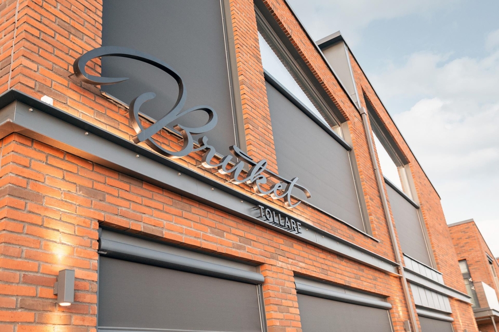 Utsökt hem i nyskick, med viss sjöutsikt i alla rum