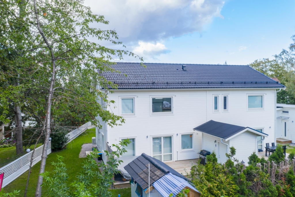 Nybyggt hus 2018 med 6 rum och stor altan.