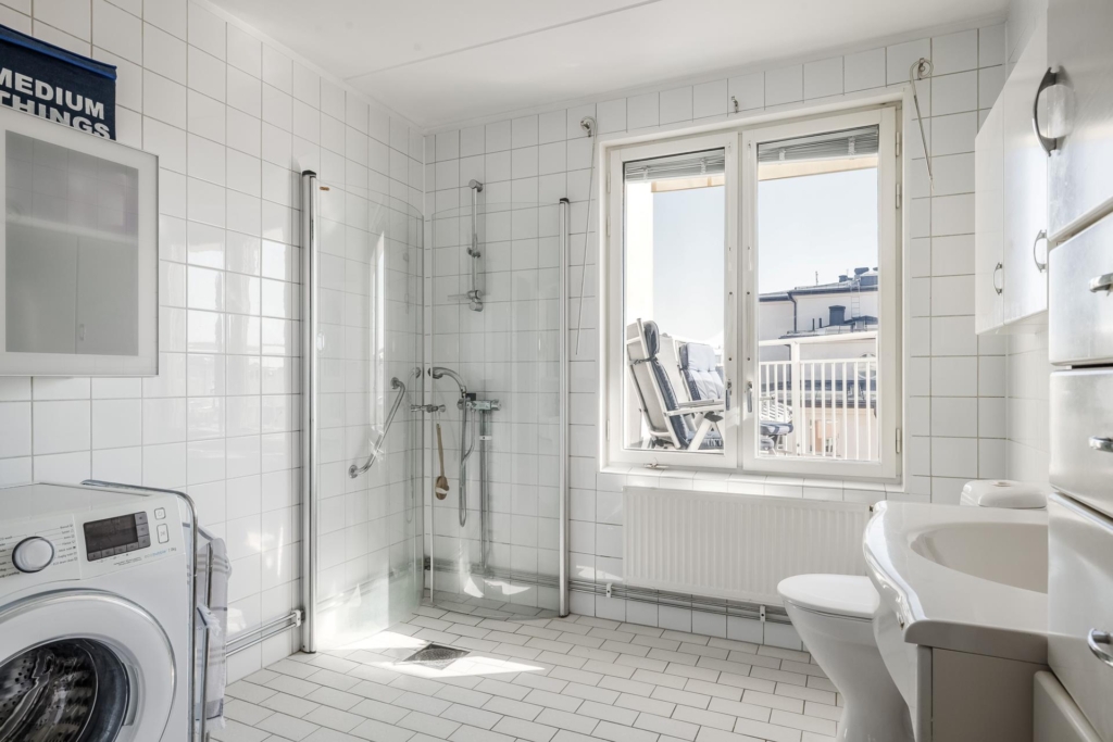 Högt läge med balkong, terrass och strålande sjöutsikt! Sol hela dagen.