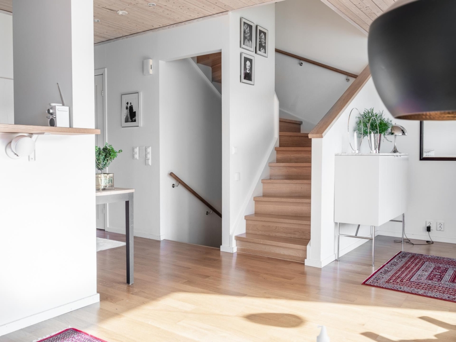 Attraktivt radhus 6 rum, garage och härliga uteplatser.