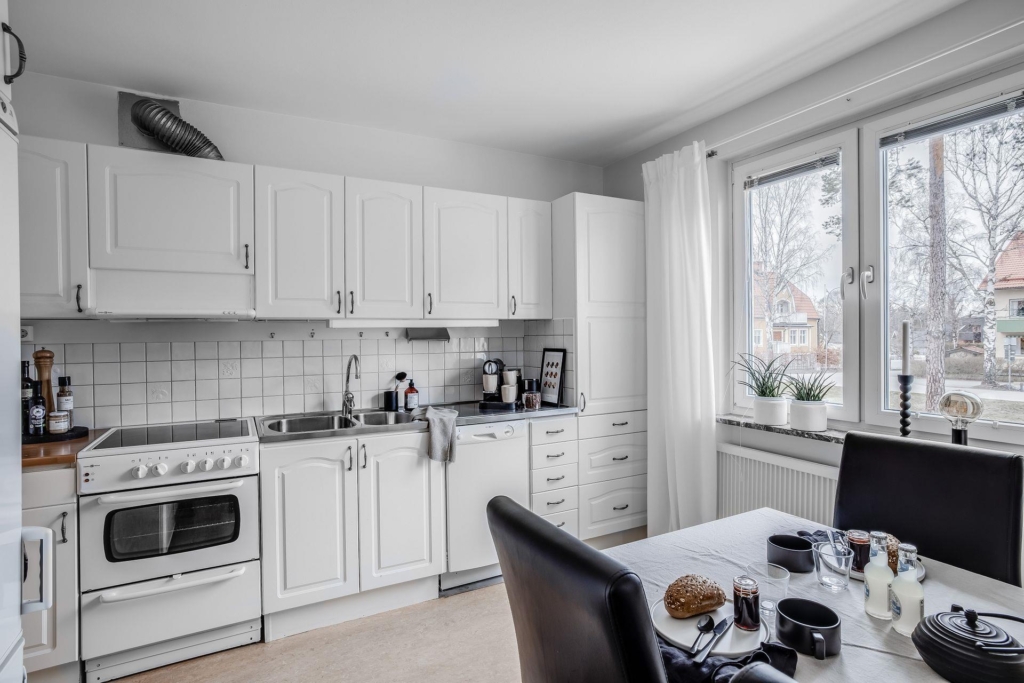 1:a möjlig 2:a med balkong, låg avgift och toppenläge!