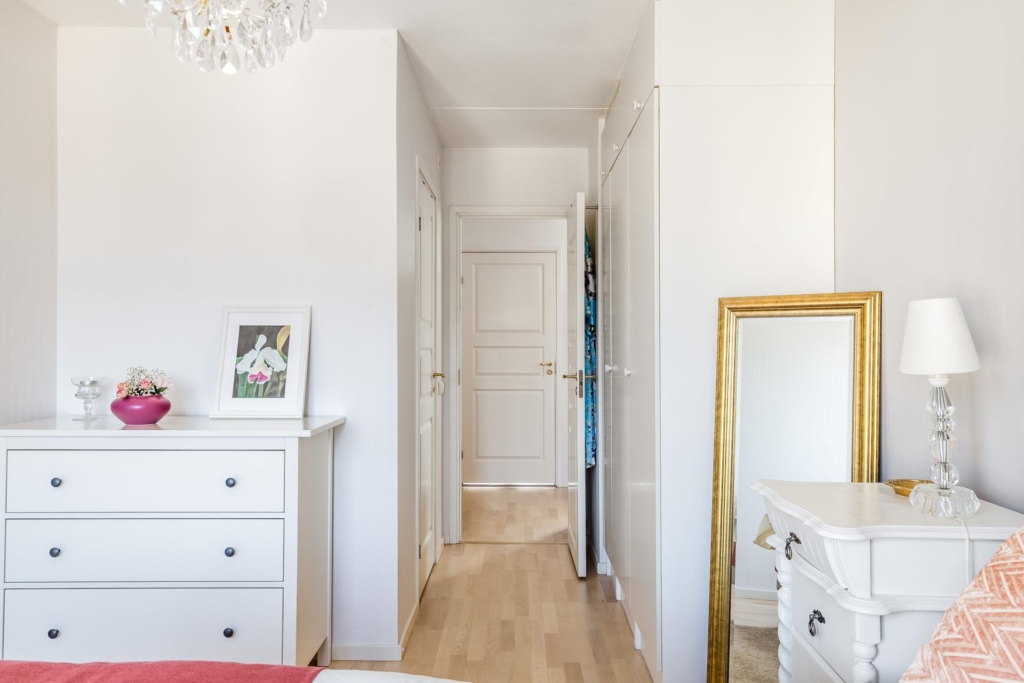 Högt läge med balkong, terrass och strålande sjöutsikt! Sol hela dagen.