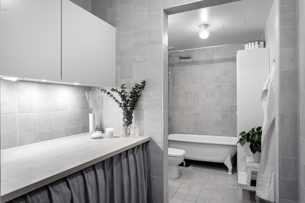 Utsökt hem i nyskick, med viss sjöutsikt i alla rum