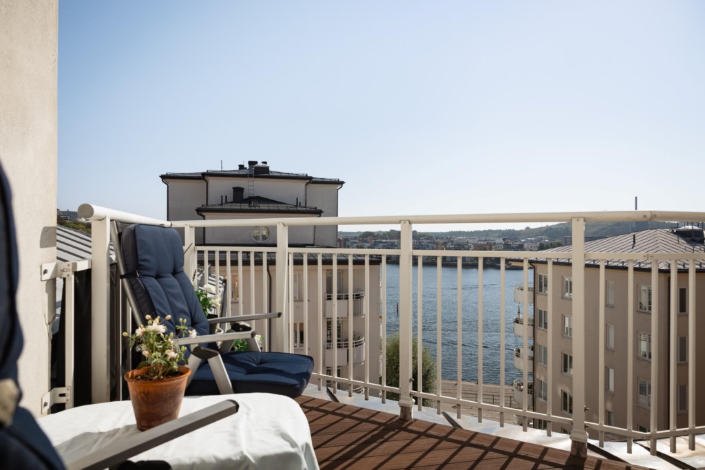 Högt läge med balkong, terrass och strålande sjöutsikt! Sol hela dagen.