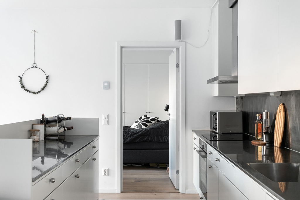 Utsökt hem i nyskick, med viss sjöutsikt i alla rum