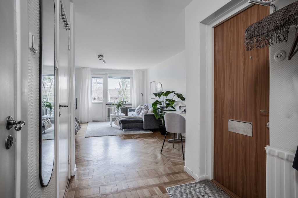 1:a möjlig 2:a med balkong, låg avgift och toppenläge!