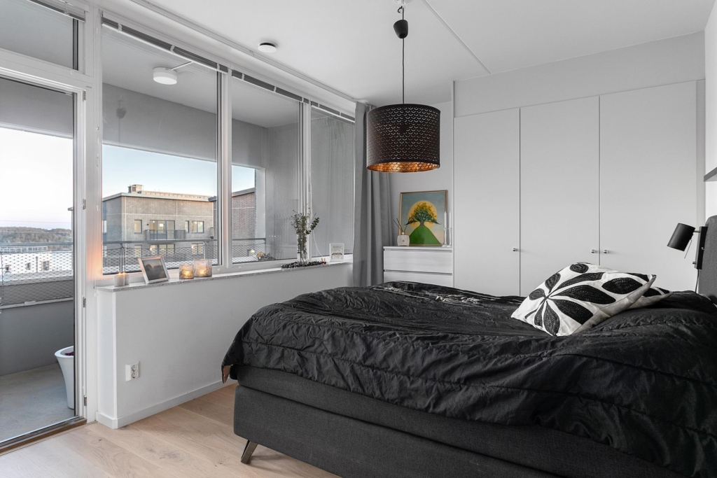 Utsökt hem i nyskick, med viss sjöutsikt i alla rum