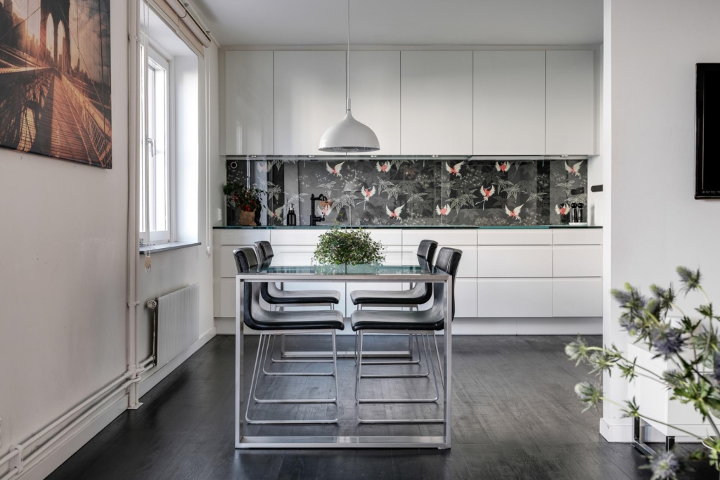 VÄNLIGEN KONTAKTA ANSVARIG MÄKLARE FÖR VISNING