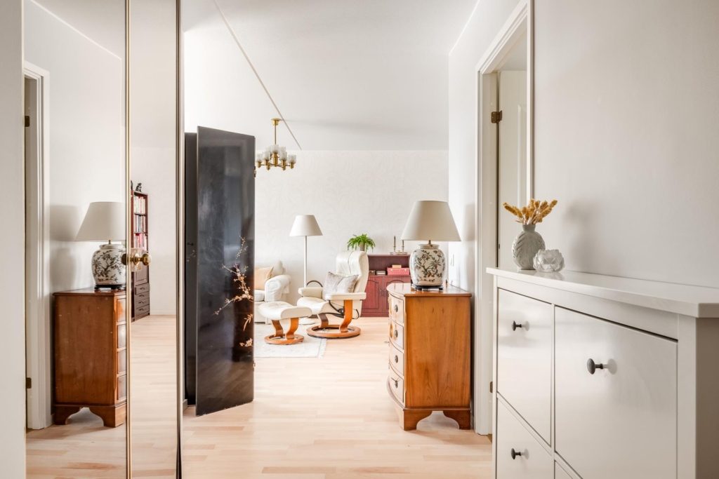 Högt läge med balkong, terrass och strålande sjöutsikt! Sol hela dagen.