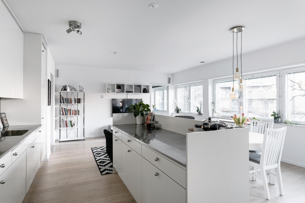 Utsökt hem i nyskick, med viss sjöutsikt i alla rum