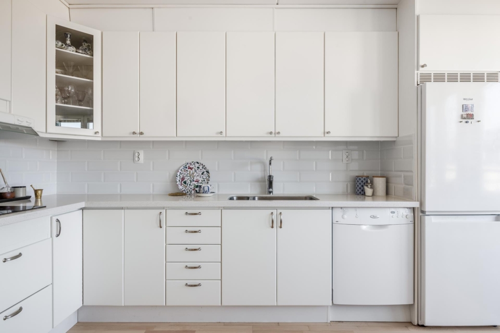 Högt läge med balkong, terrass och strålande sjöutsikt! Sol hela dagen.