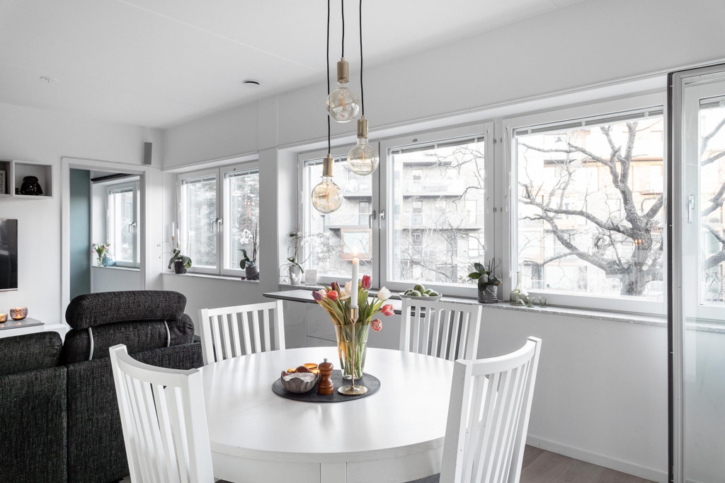 Utsökt hem i nyskick, med viss sjöutsikt i alla rum