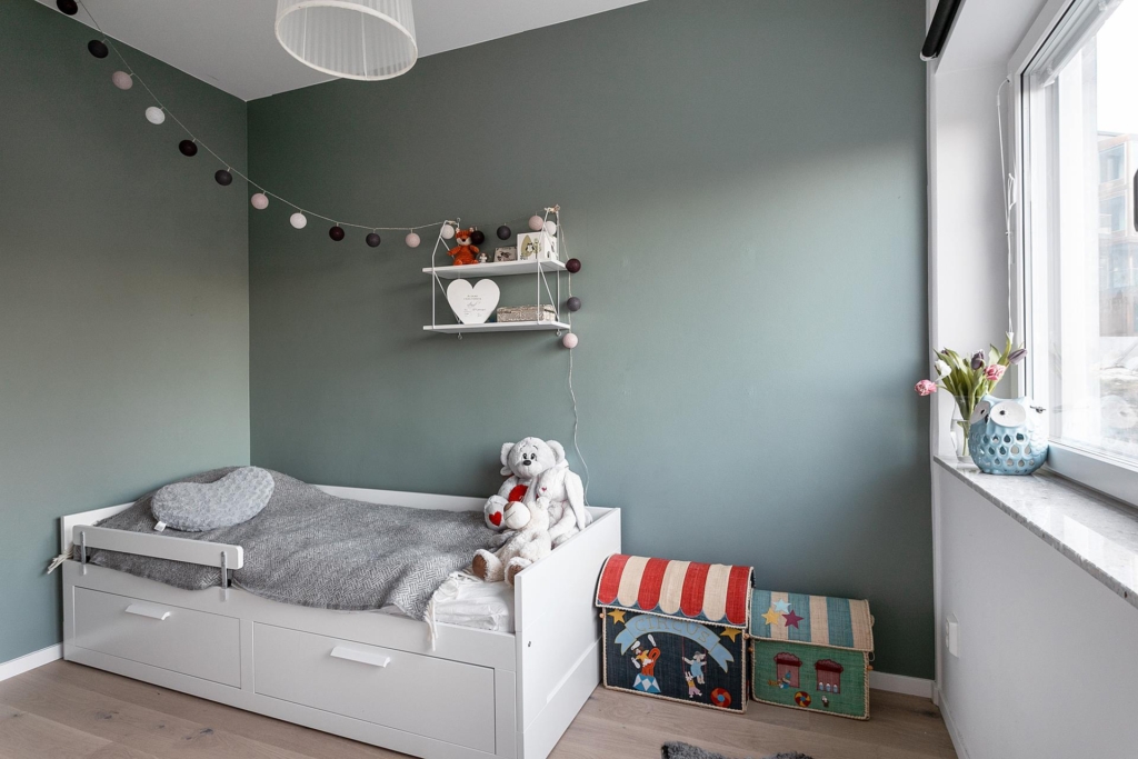 Utsökt hem i nyskick, med viss sjöutsikt i alla rum