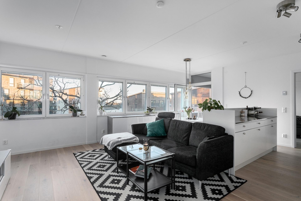 Utsökt hem i nyskick, med viss sjöutsikt i alla rum