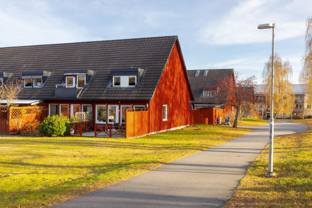 Mycket välskött och trivsamt radhus med gavelläge. Barnvänligt med bullerbykänsla.