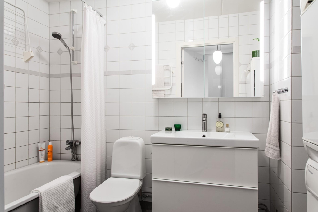 Fint läge nära vattnet med sjöutsikt och balkong i syd-sydväst. Härligt ljus från stora fönster!