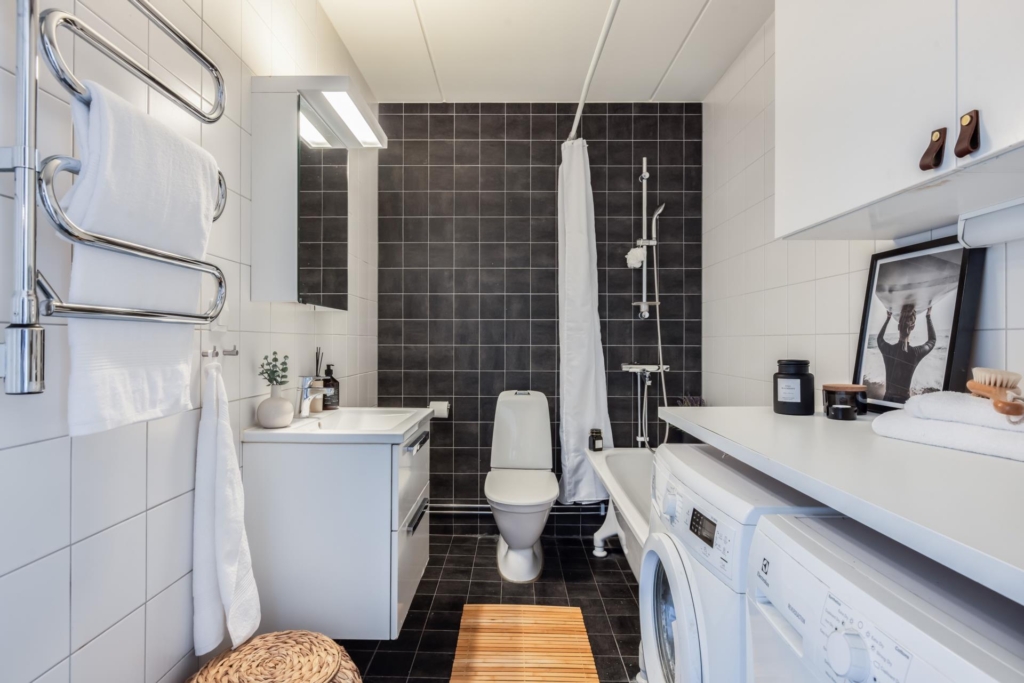 Generös och modern fyra med två balkonger samt läge nära kommunikationer och service!