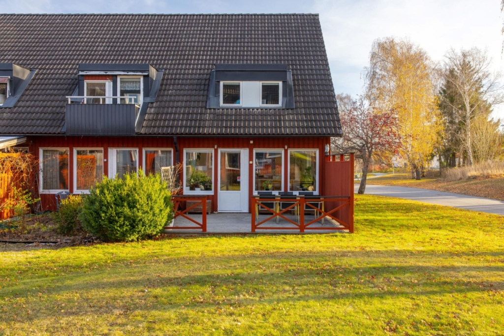 Mycket välskött och trivsamt radhus med gavelläge. Barnvänligt med bullerbykänsla.