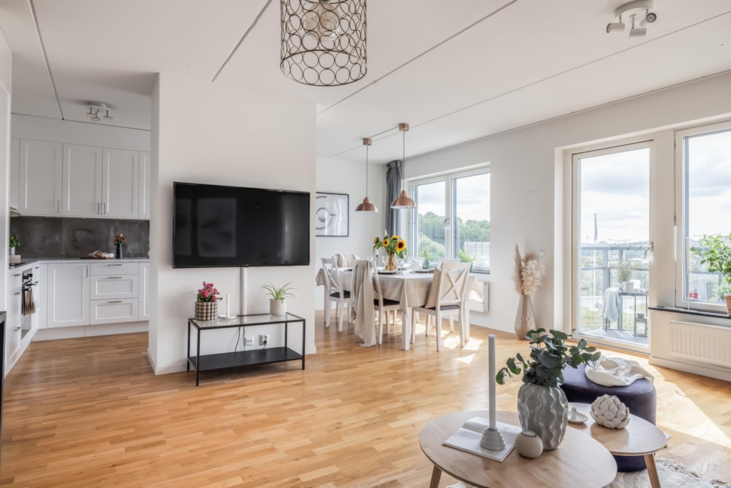 Generös och modern fyra med två balkonger samt läge nära kommunikationer och service!