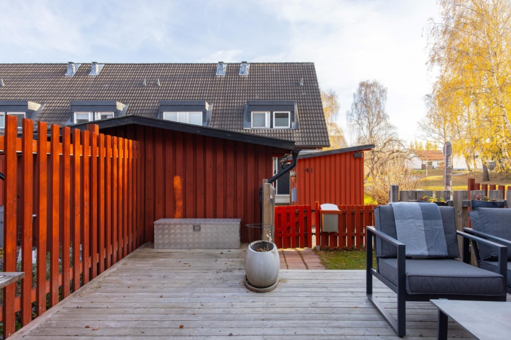 Mycket välskött och trivsamt radhus med gavelläge. Barnvänligt med bullerbykänsla.