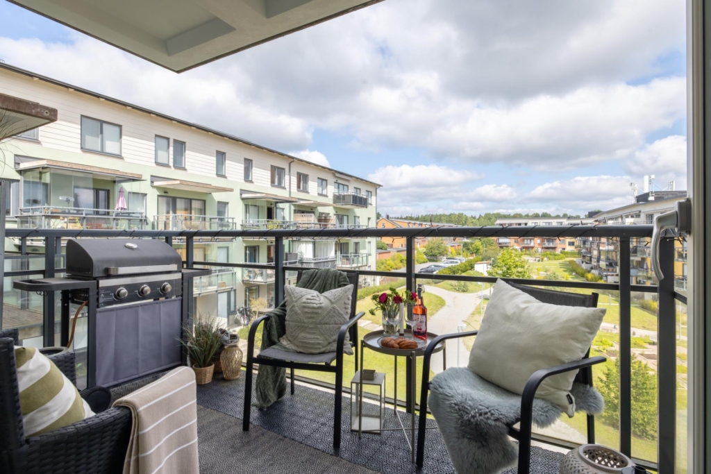 Generös och modern fyra med två balkonger samt läge nära kommunikationer och service!