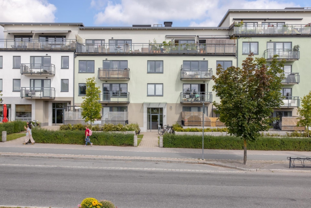 Generös och modern fyra med två balkonger samt läge nära kommunikationer och service!