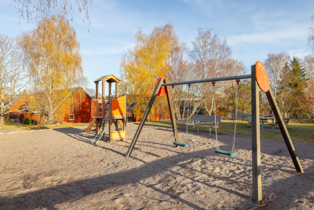 Mycket välskött och trivsamt radhus med gavelläge. Barnvänligt med bullerbykänsla.