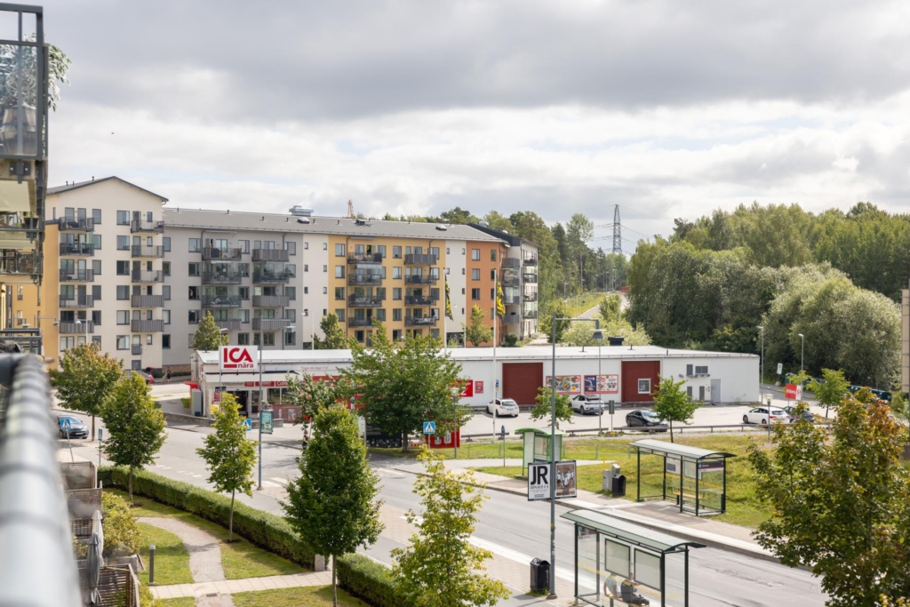 Generös och modern fyra med två balkonger samt läge nära kommunikationer och service!