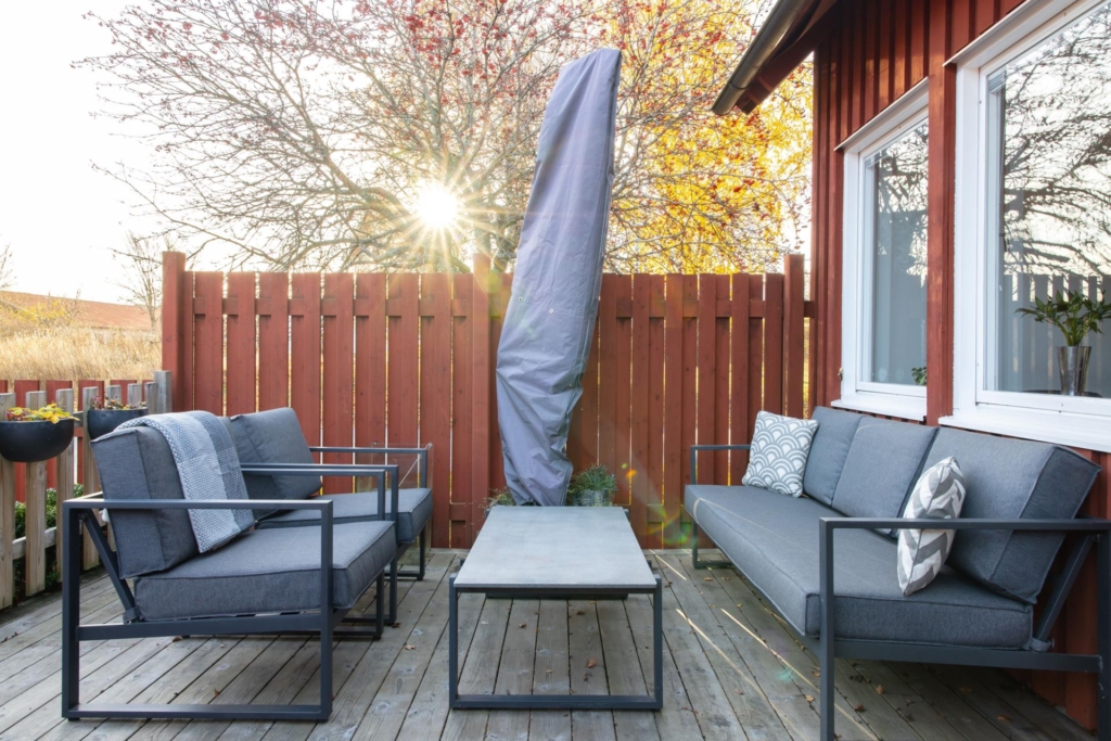 Mycket välskött och trivsamt radhus med gavelläge. Barnvänligt med bullerbykänsla.