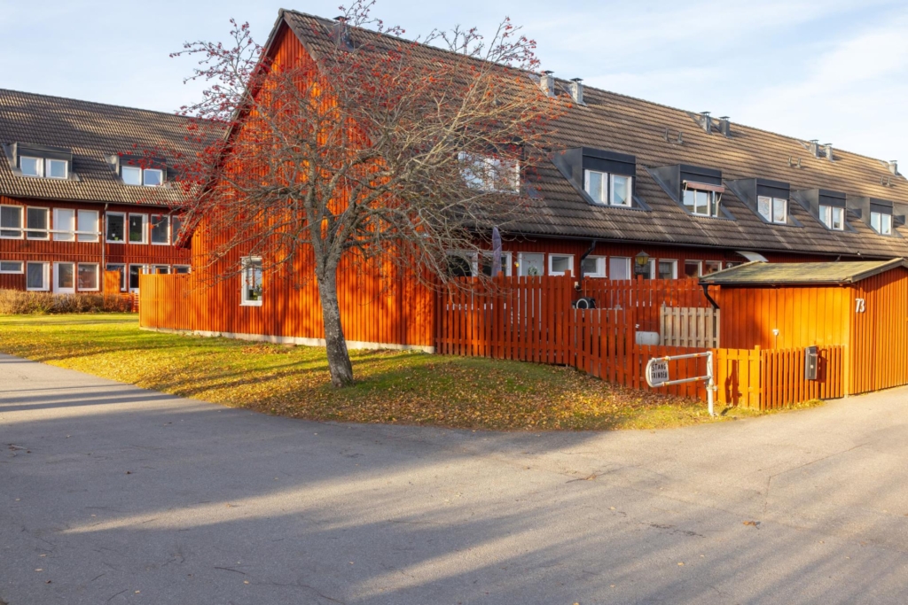 Mycket välskött och trivsamt radhus med gavelläge. Barnvänligt med bullerbykänsla.