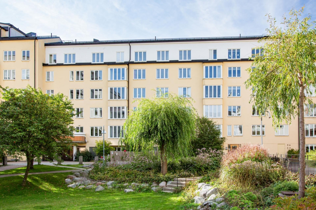 Fint läge nära vattnet med sjöutsikt och balkong i syd-sydväst. Härligt ljus från stora fönster!