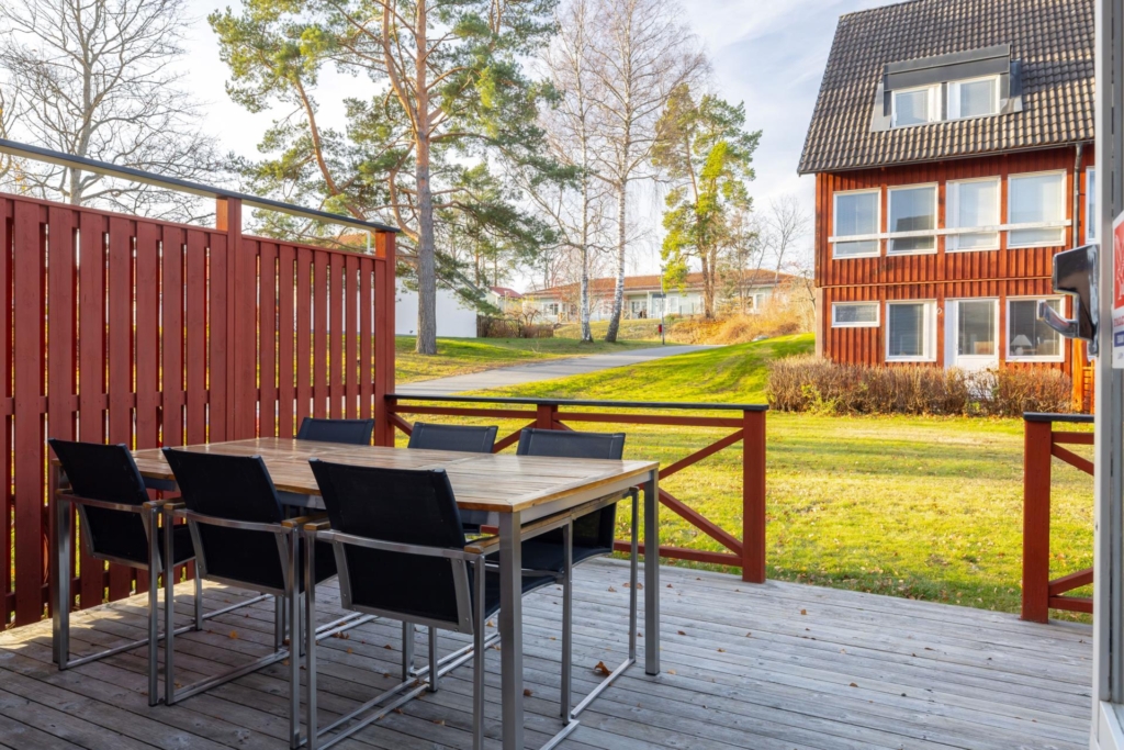 Mycket välskött och trivsamt radhus med gavelläge. Barnvänligt med bullerbykänsla.