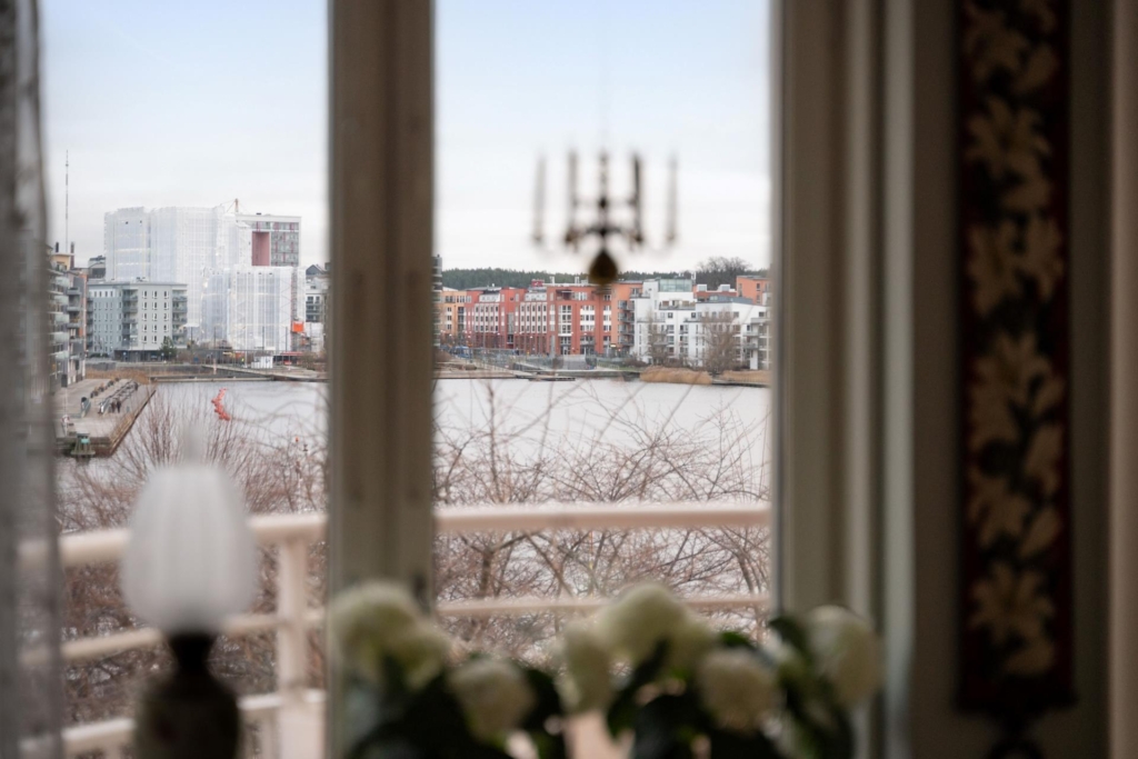 Fantastisk sjöutsikt och stor hörnbalkong!