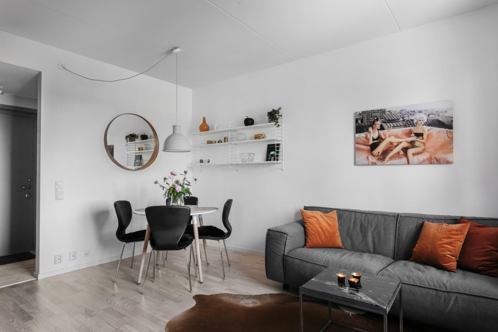 Välplanerad 2:a med balkong och naturnära läge.