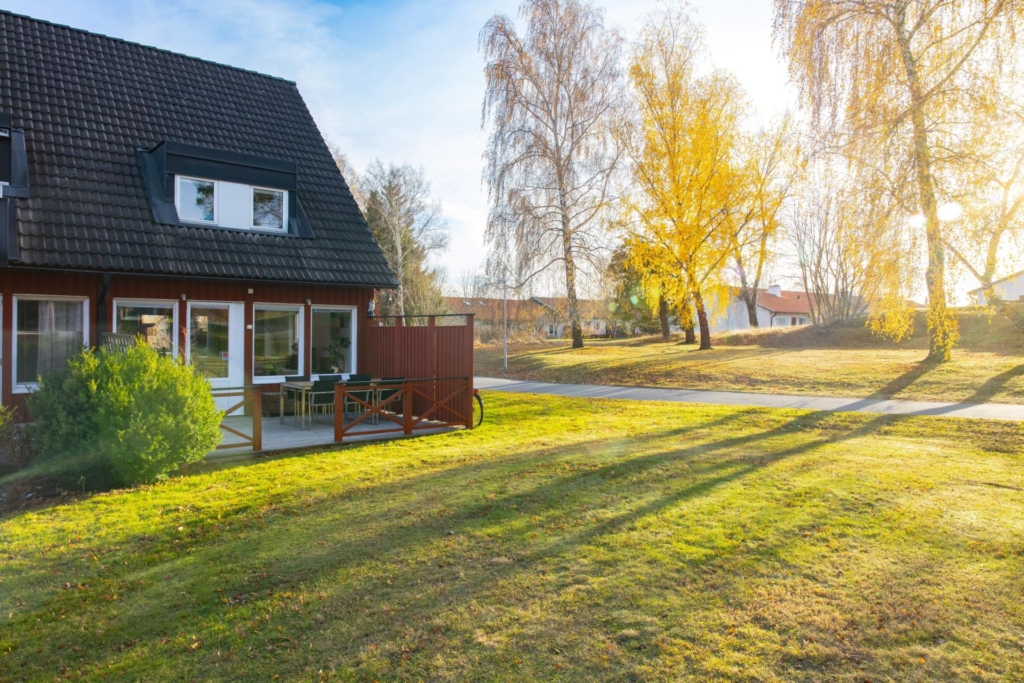 Mycket välskött och trivsamt radhus med gavelläge. Barnvänligt med bullerbykänsla.