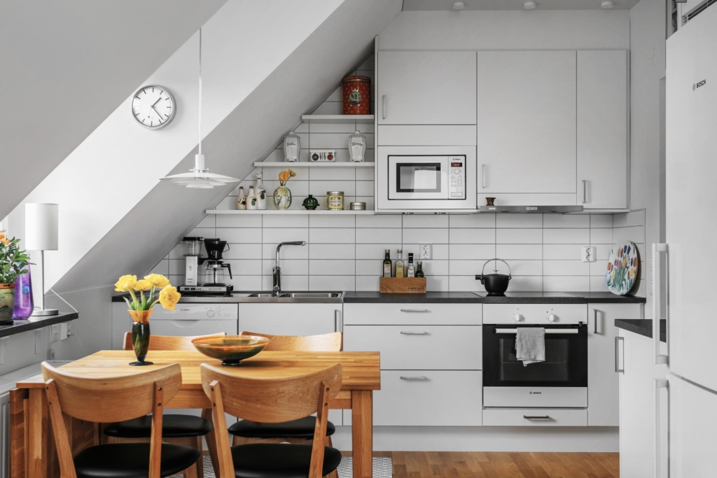 Fantastisk vindsvåning med 3 rum och 2 soliga balkonger.