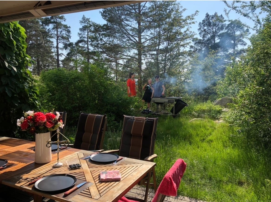 Underbar altan och trädgård med naturen och Edsviken som närmaste granne.