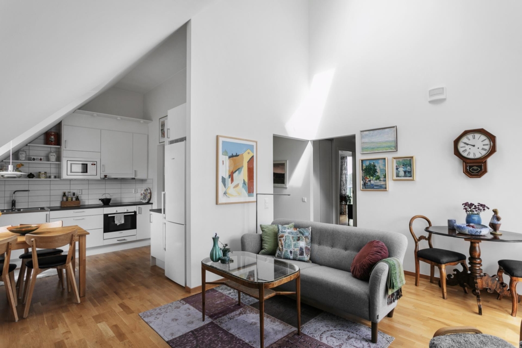 Fantastisk vindsvåning med 3 rum och 2 soliga balkonger.