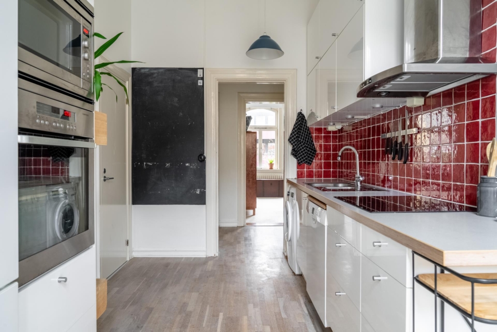 Sekelskiftesdröm anno 1904 med två vackra kakelugnar och balkong i hjärtat av Malmö