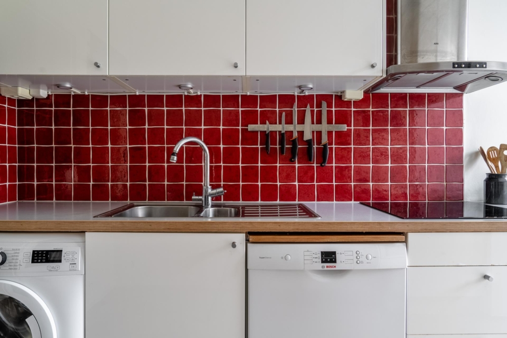 Sekelskiftesdröm anno 1904 med två vackra kakelugnar och balkong i hjärtat av Malmö