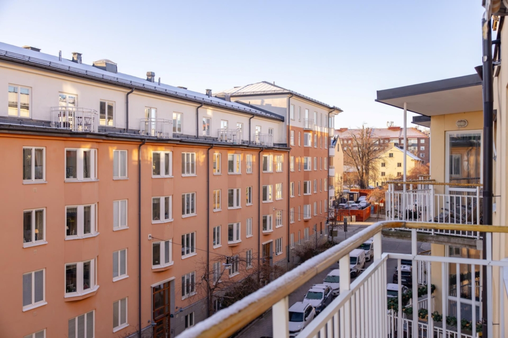 Härligt läge invid vattnet. Sjöutsikt & stor balkong i syd-sydväst. Mycket ljus från stora fönster.