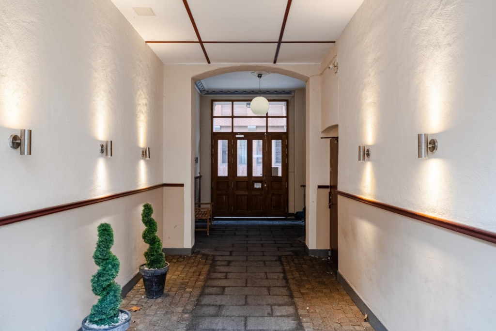 Sekelskiftesdröm anno 1904 med två vackra kakelugnar och balkong i hjärtat av Malmö