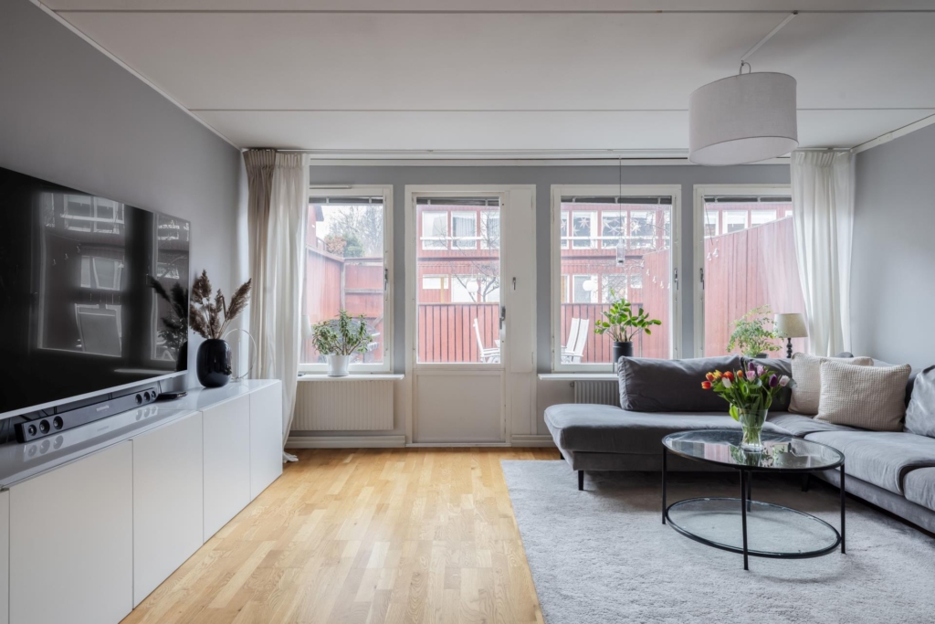 Trivsamt radhus med gavelläge. Barnvänligt med bullerbykänsla.