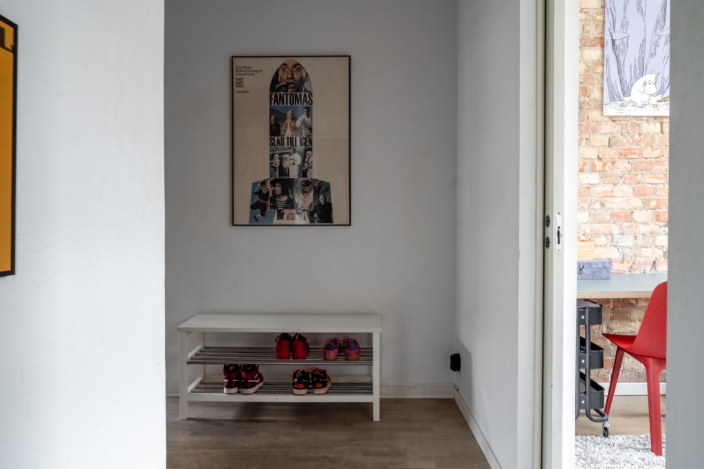 Sekelskiftesdröm anno 1904 med två vackra kakelugnar och balkong i hjärtat av Malmö