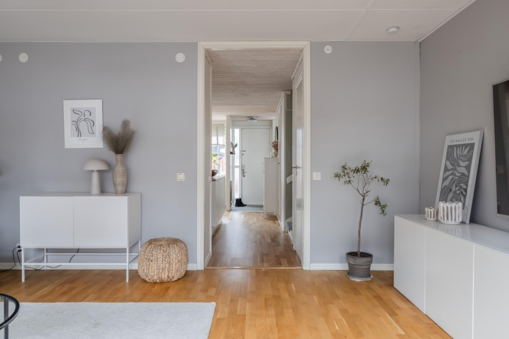 Trivsamt radhus med gavelläge. Barnvänligt med bullerbykänsla.